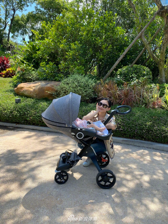 何雯娜520与老公做爱心饼干 推婴儿车带娃外出温馨幸福