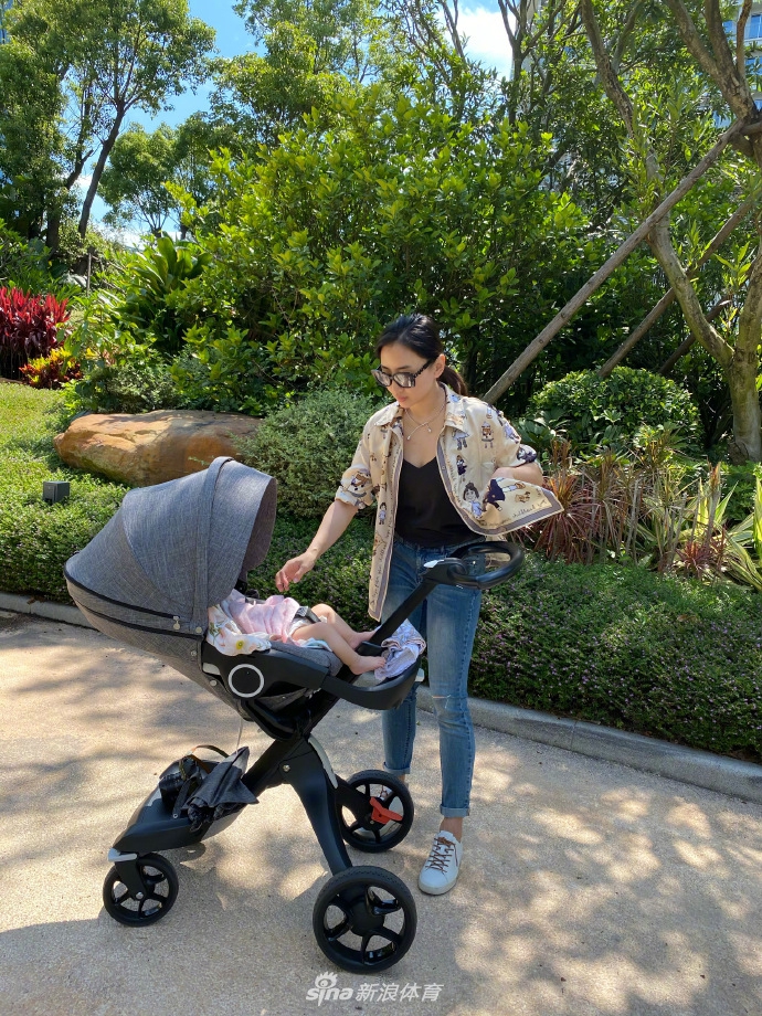何雯娜520与老公做爱心饼干 推婴儿车带娃外出温馨幸福