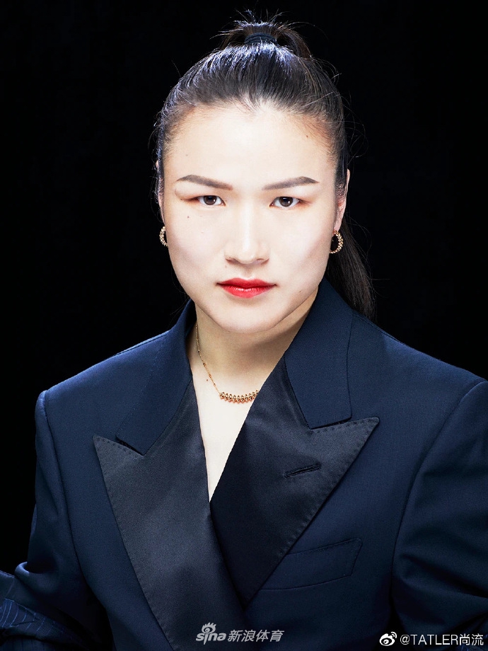 张伟丽魅力写真照出炉 撸起袖子秀线条