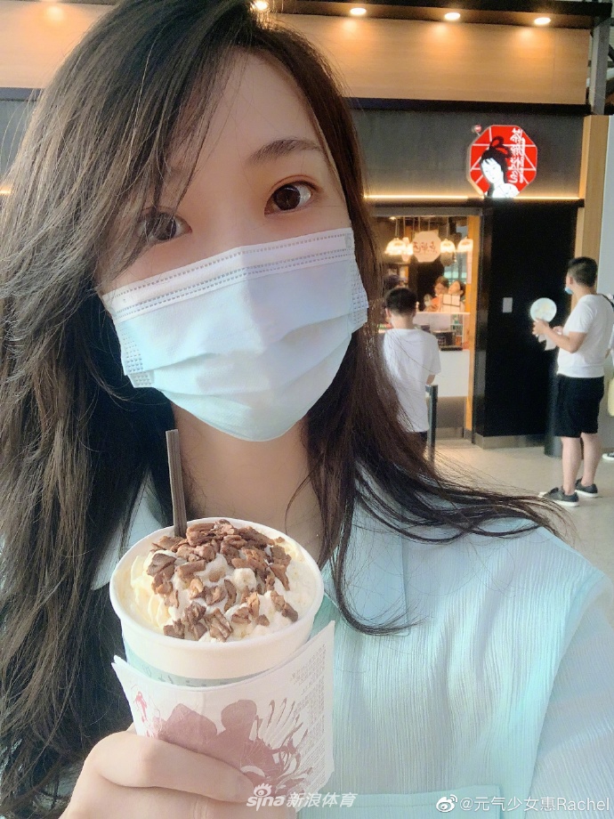 惠若琪戴口罩玩自拍 难掩精致容颜