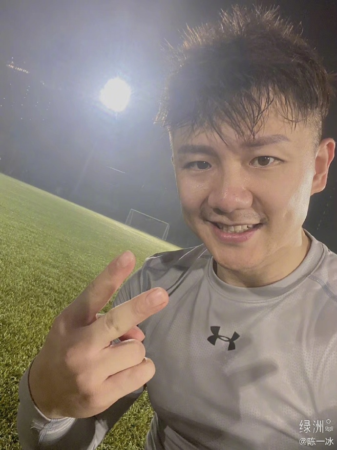 体操奥运冠军陈一冰晒萌娃 父女同框画面温馨有爱