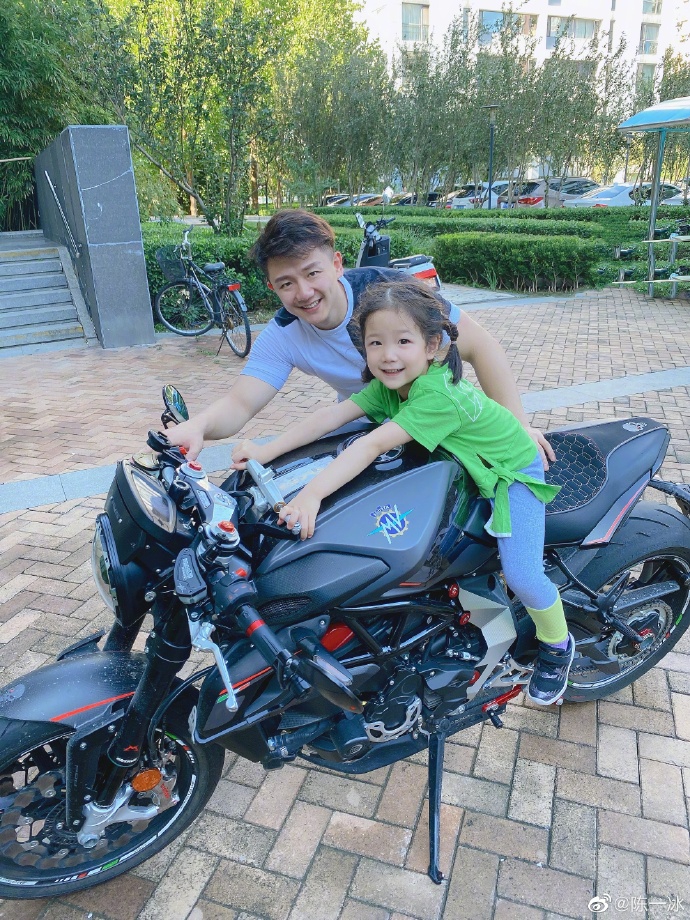 体操奥运冠军陈一冰晒萌娃 父女同框画面温馨有爱