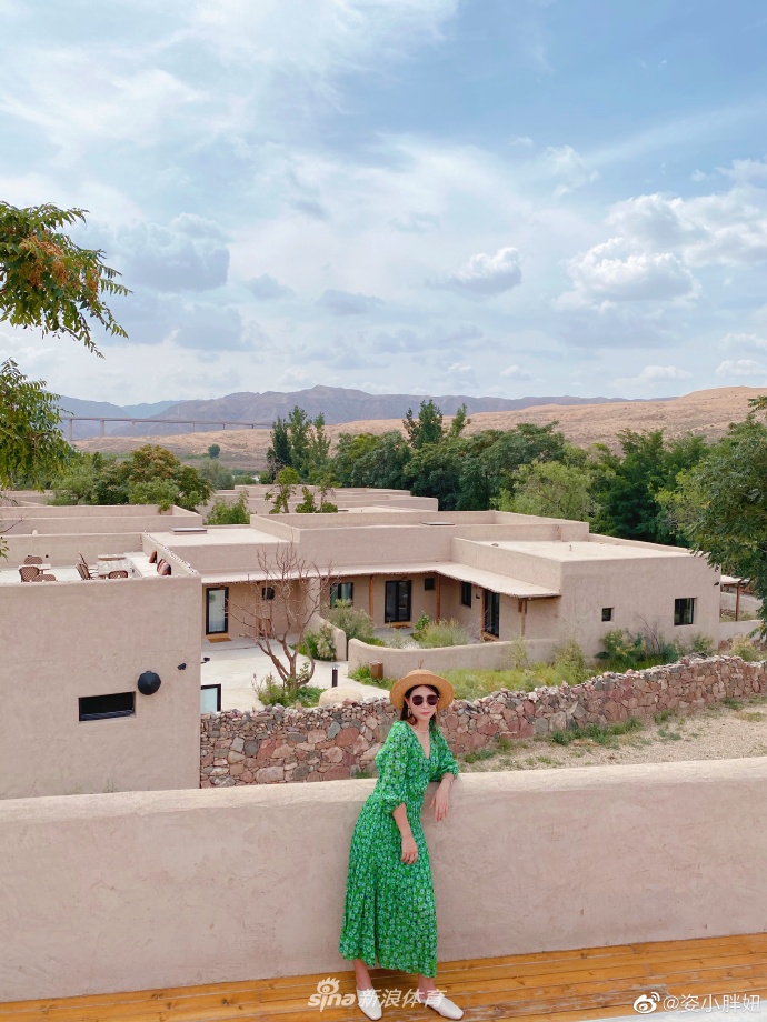 超美！何姿穿绿色长裙清新脱俗尽显女神范