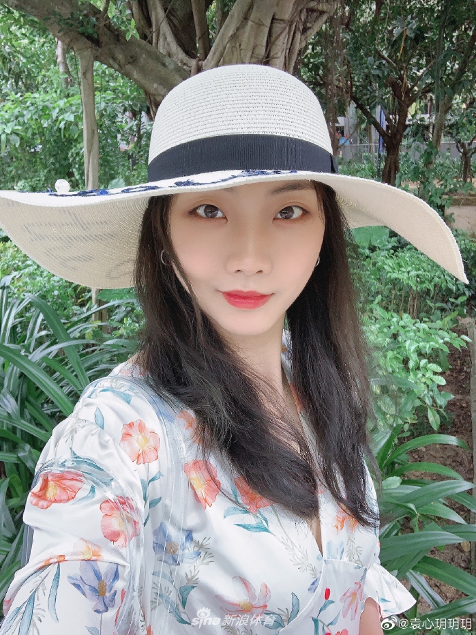 国少女排队员袁心h游圆明园享受新鲜氧气