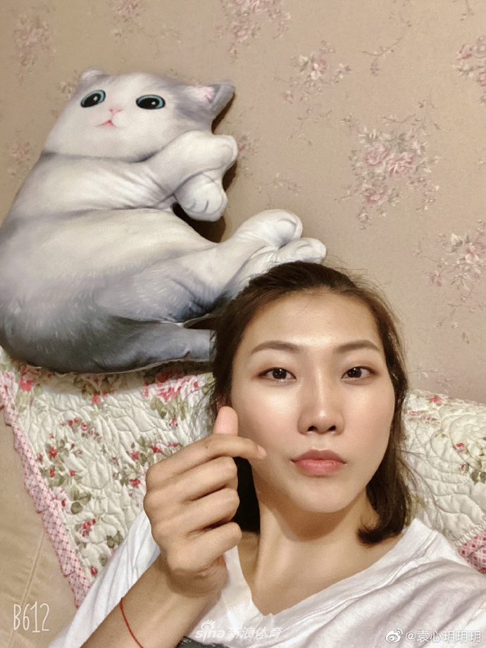 国少女排队员袁心h游圆明园享受新鲜氧气