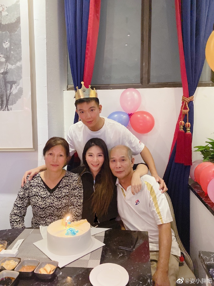 何姿发博为弟弟庆生 与家人合照幸福甜蜜