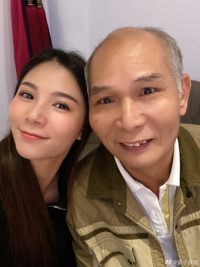 何姿发博为弟弟庆生 与家人合照幸福甜蜜