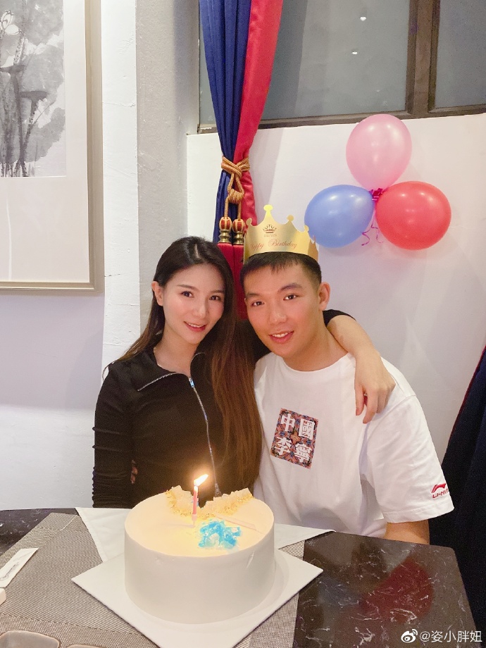 何姿发博为弟弟庆生 与家人合照幸福甜蜜