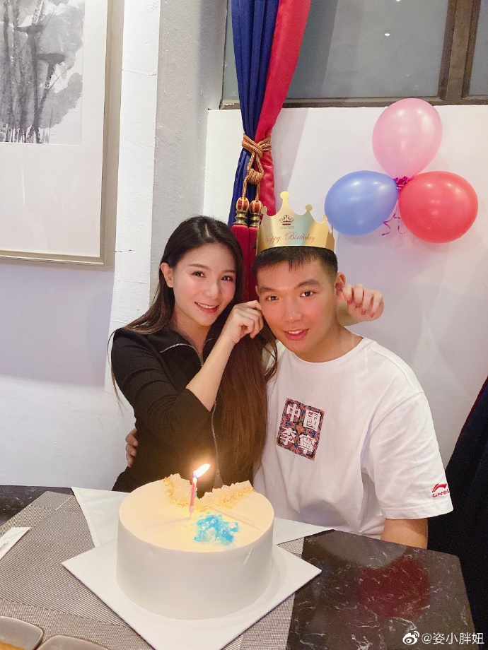 何姿发博为弟弟庆生 与家人合照幸福甜蜜