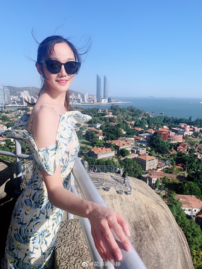 花游蒋婷婷打卡鼓浪屿 度假风穿搭尽展好身材