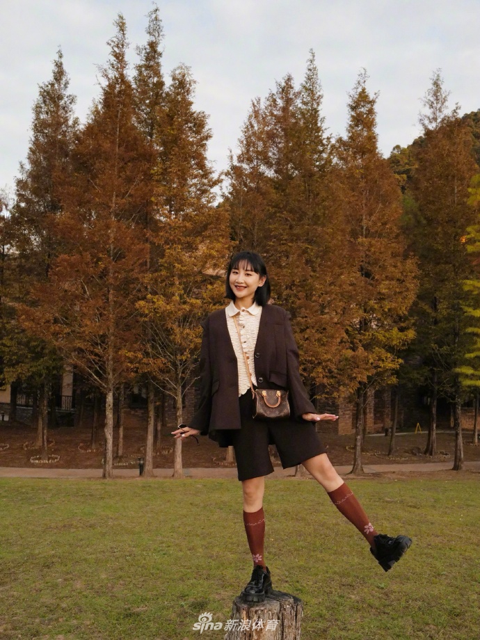 何雯娜分享冬日穿搭 英伦风造型少女感十足