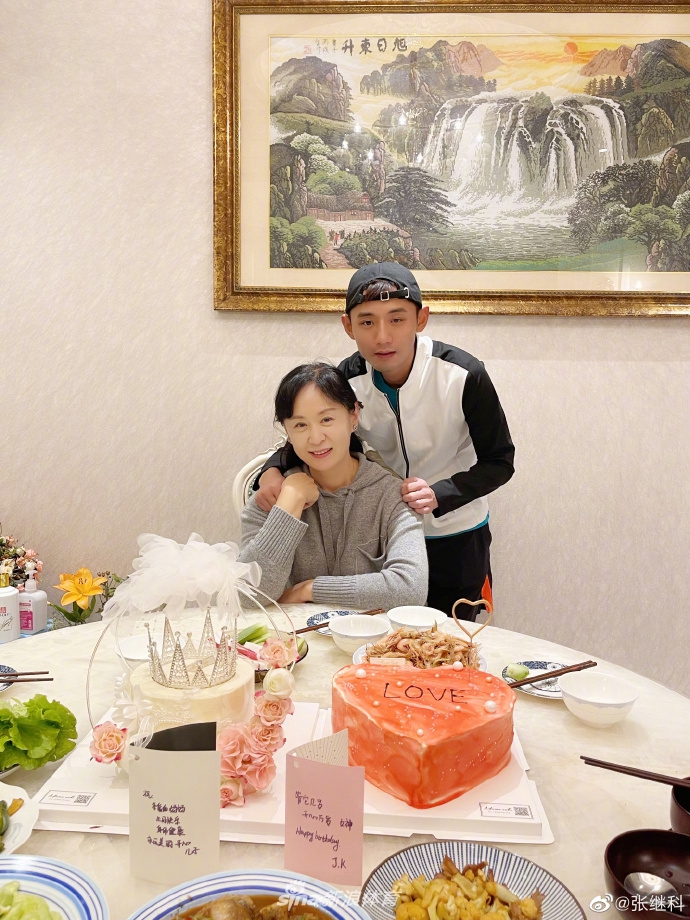 很用心！张继科写藏头诗为妈妈庆生还准备皇冠蛋糕