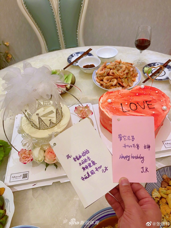 很用心！张继科写藏头诗为妈妈庆生还准备皇冠蛋糕