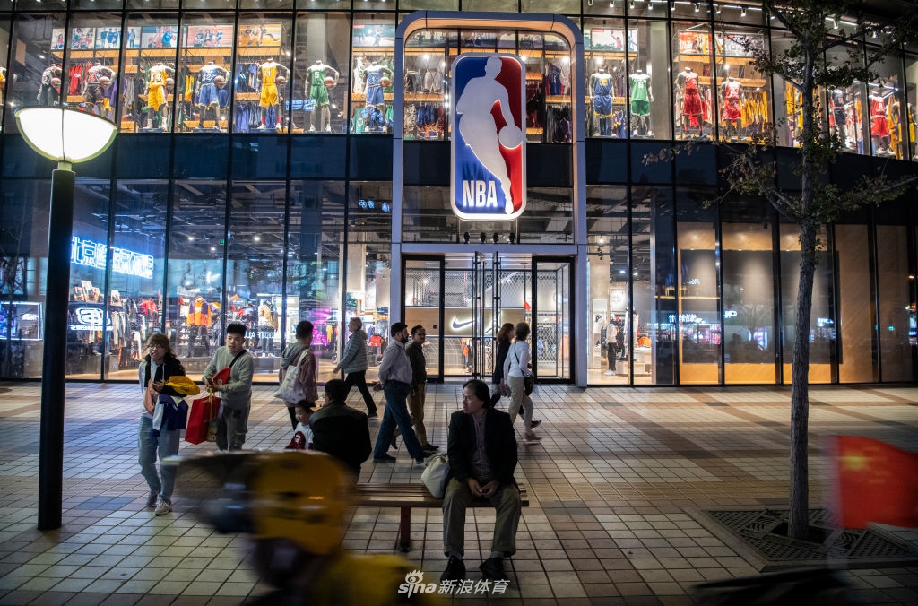 NBA北京旗舰店内随处可见五星红旗