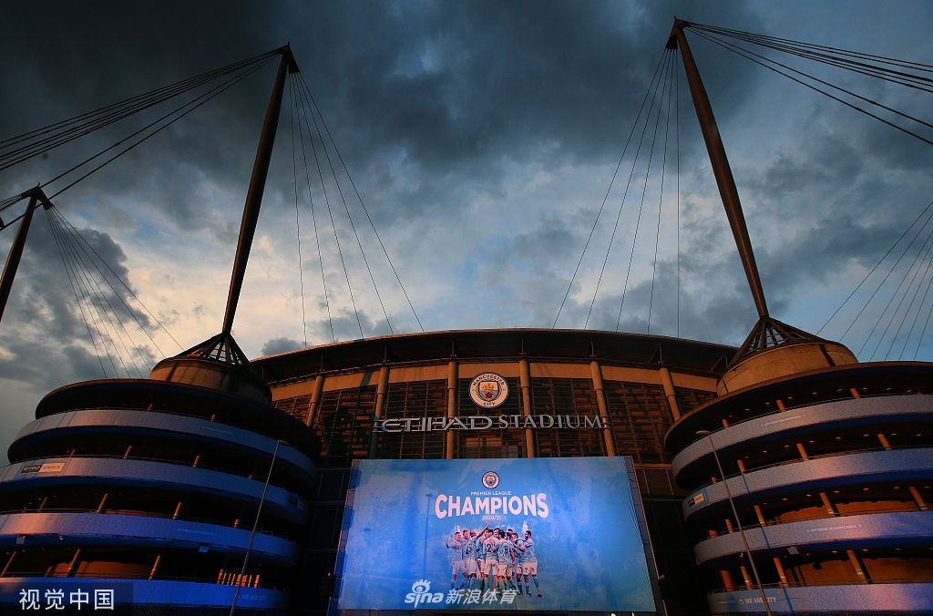 蓝色欢乐海洋！曼城夺冠球迷自发集体庆祝