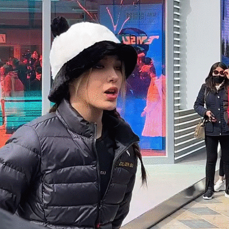 谷爱凌再次现身北京三里屯 头戴熊猫帽可爱大方