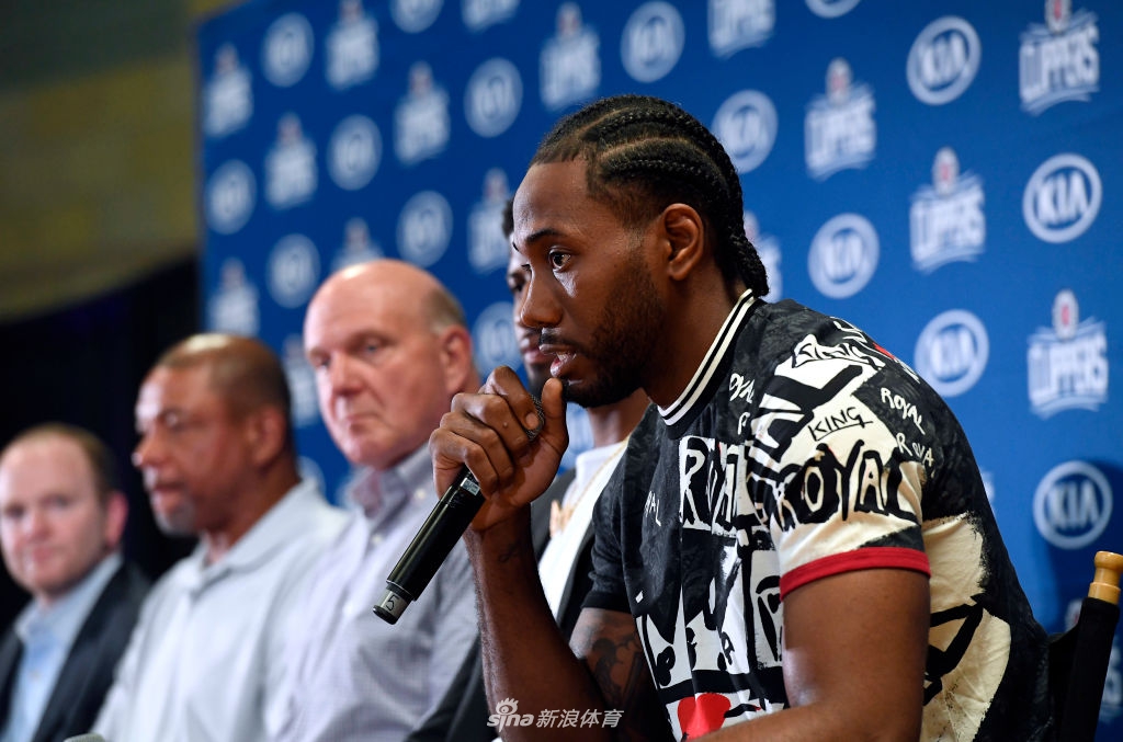 快船举行超巨欢迎发布会!卡哇伊泡椒露出灿烂笑容