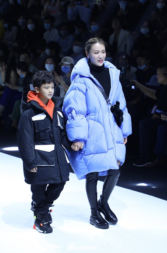 田亮儿子首登时装周走秀大方自信 叶一茜感慨儿子长大了