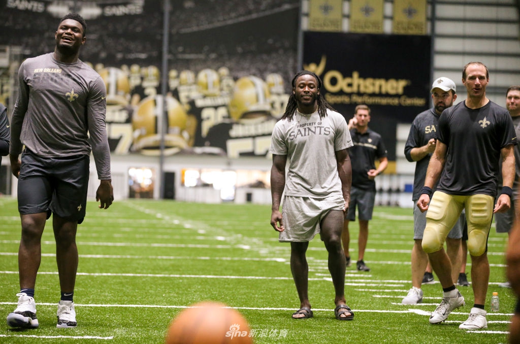 NBA状元秀锡安拜访NFL圣徒队 他打橄榄球也是一员猛将
