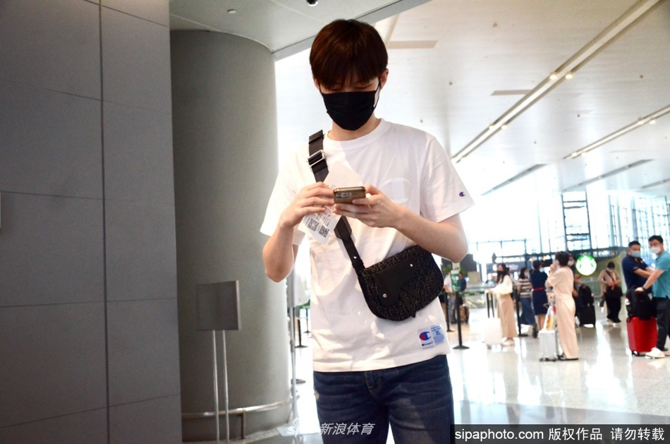 董力帅气现身上海虹桥机场 友好冲镜头挥手亲和力十足