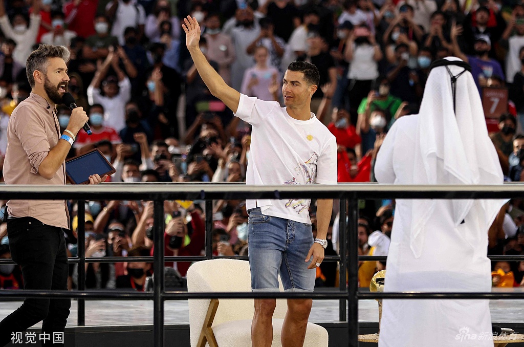 C罗迪拜领取环足历史最佳射手奖杯