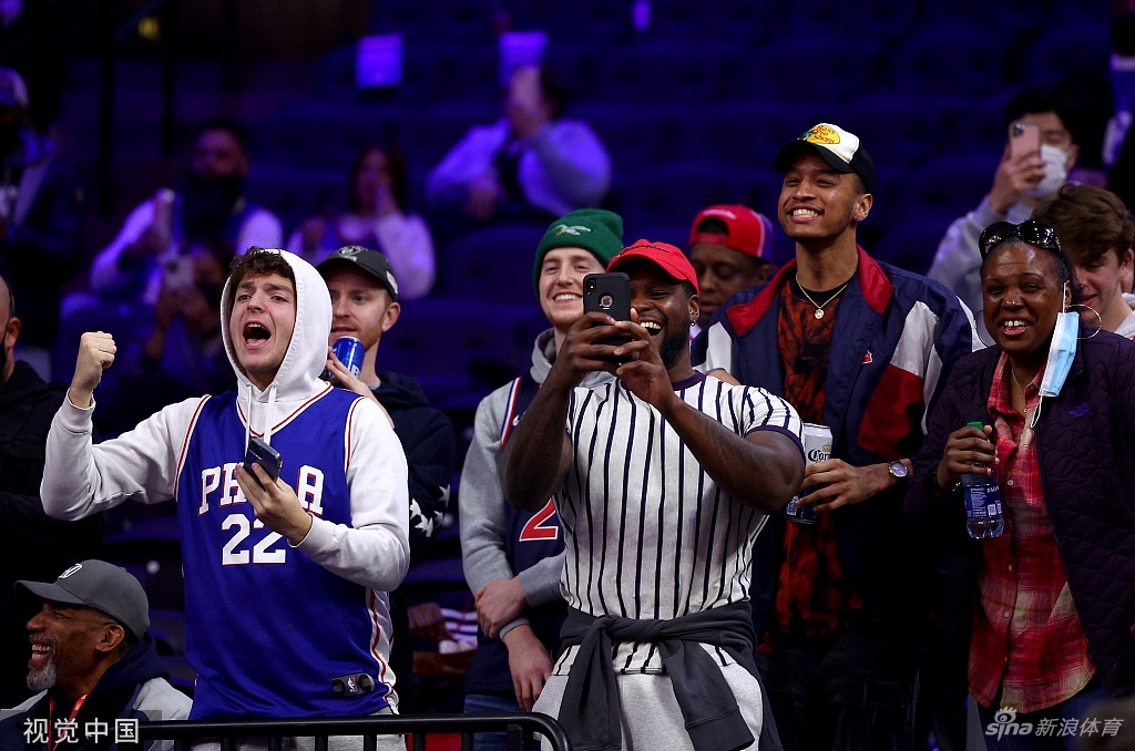 全场球迷狂嘘！西蒙斯回费城享受巨星待遇