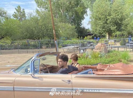 布克晒照秀豪车 曾开这辆车带詹娜兜风