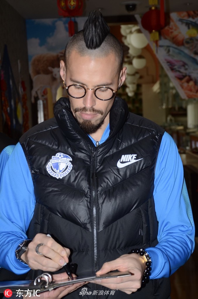 大连新外援哈姆西克亮相人气火爆