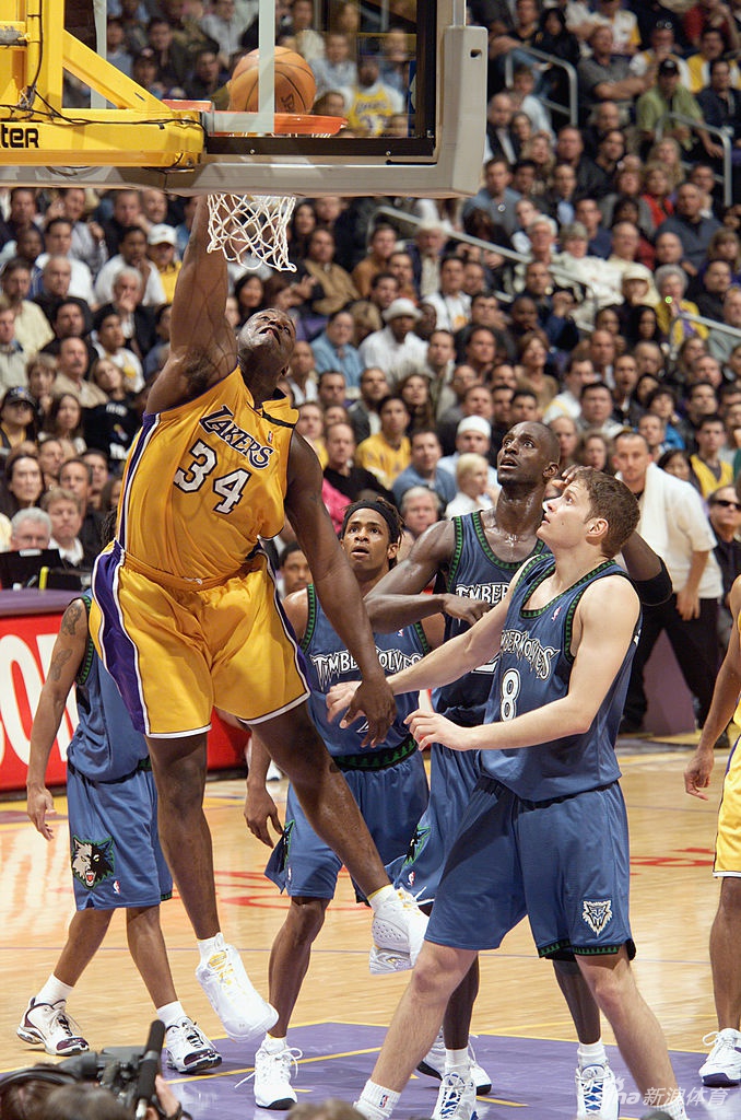 奥尼尔暴扣老照片：扣翻无数球星 最强内线统治力