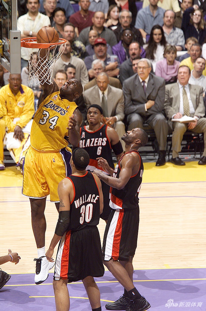 奥尼尔暴扣老照片：扣翻无数球星 最强内线统治力