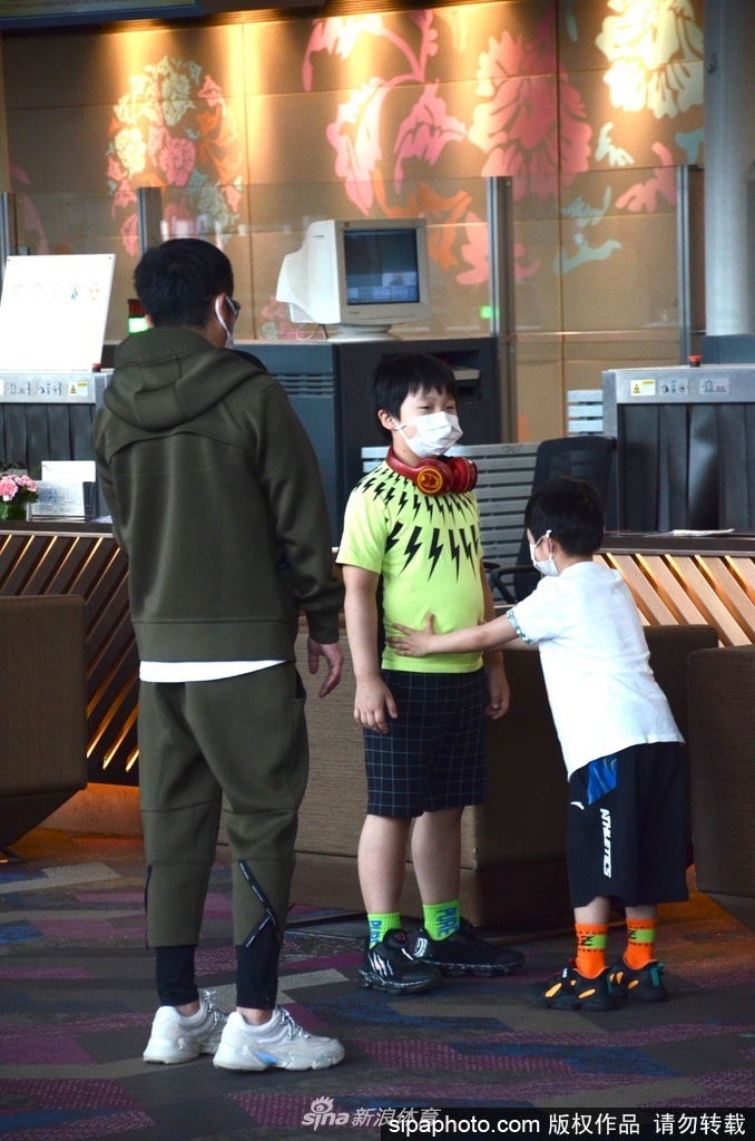 邹市明与两个儿子现身机场 父子其乐融融温馨有爱