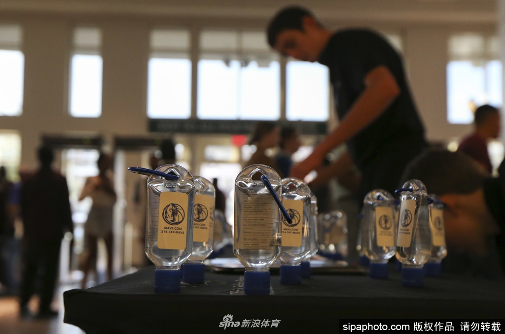 疫情袭击NBA！球员用消毒液洗手 球迷开始戴口罩