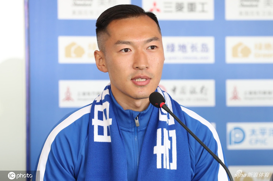 上海申花新援见面会举行 12号吴曦引领众人亮相