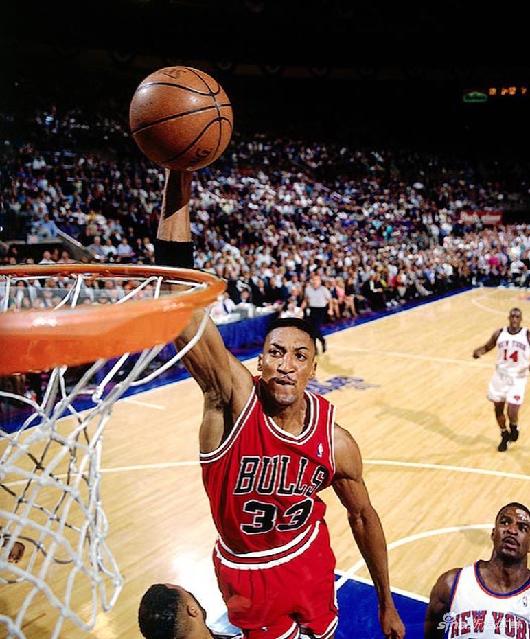 单臂劈扣欣赏:乔丹科比潇洒飞翔 詹姆斯大风车