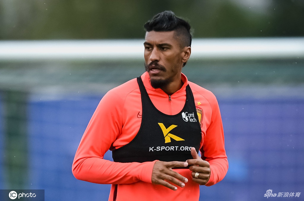 恒大将士轻松训练备战华夏