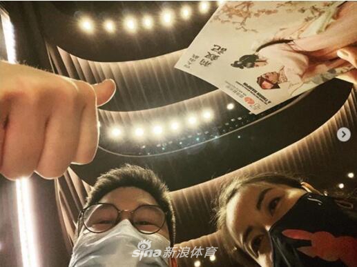 郭晶晶与霍启刚看粤剧表演 恩爱同框画风好甜