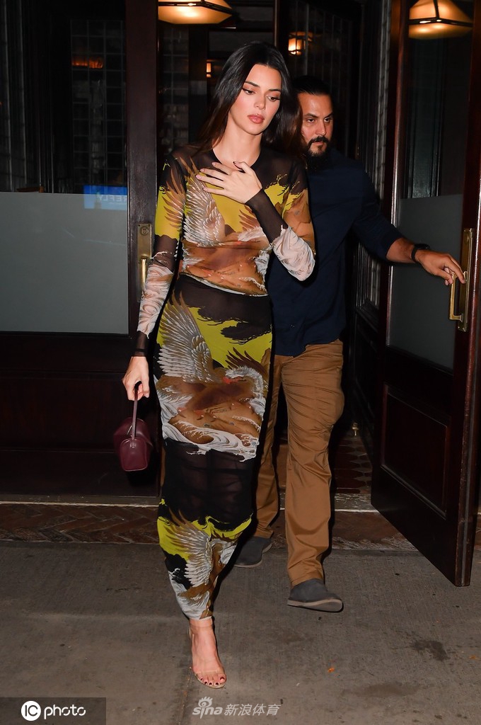 布克女友肯达尔-詹娜现身纽约街头 身穿印染连衣裙尽显曼妙身姿