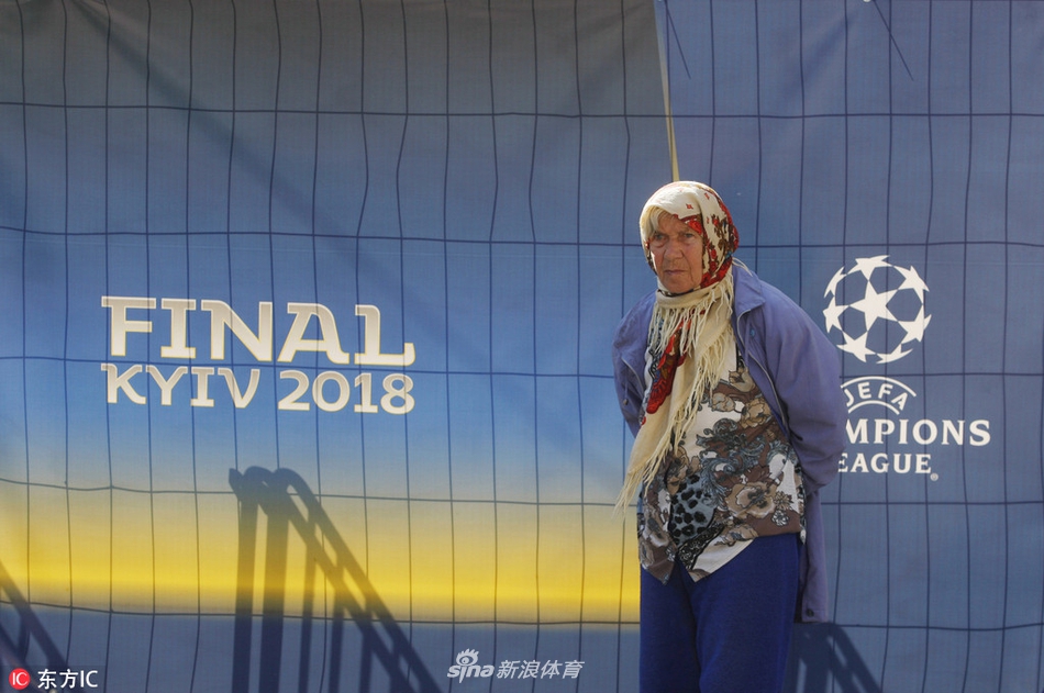 基辅静待欧冠决赛奖杯模型亮相广场