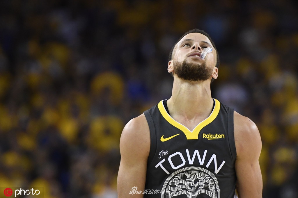 三连冠梦碎!苦涩!库里在自己主场目送对手夺冠