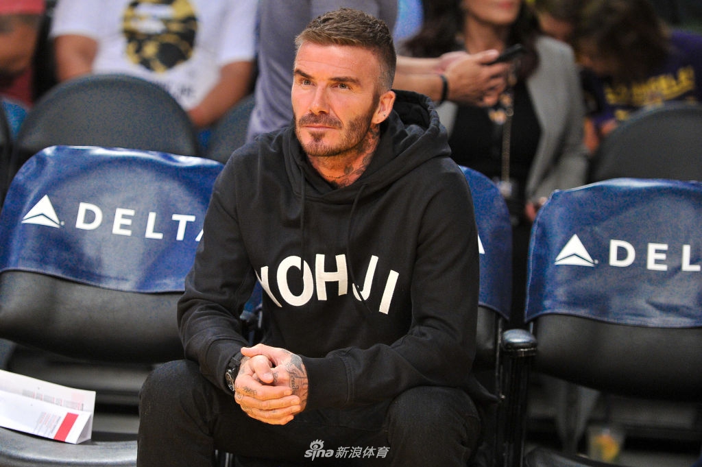 贝克汉姆带儿子观战湖人 罗密欧穿23号球衣秀出詹蜜身份