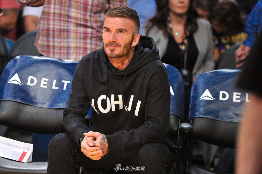 贝克汉姆带儿子观战湖人 罗密欧穿23号球衣秀出詹蜜身份