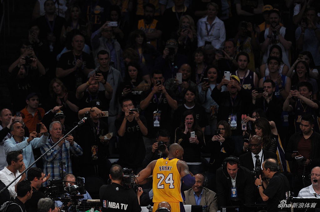 4年前今天科比告别战砍60分 24张老照片回顾最后一舞