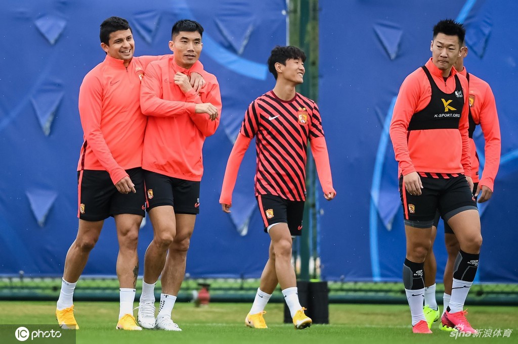 恒大将士轻松训练备战华夏