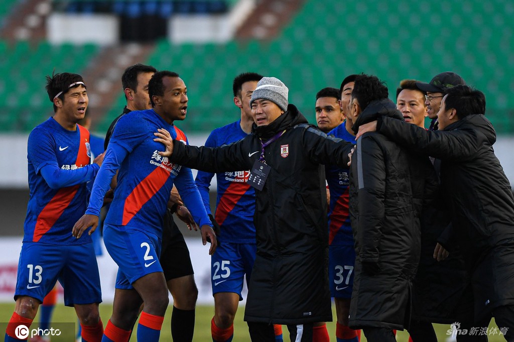 足协杯上海长春爆发激烈冲突 比赛中断8分钟
