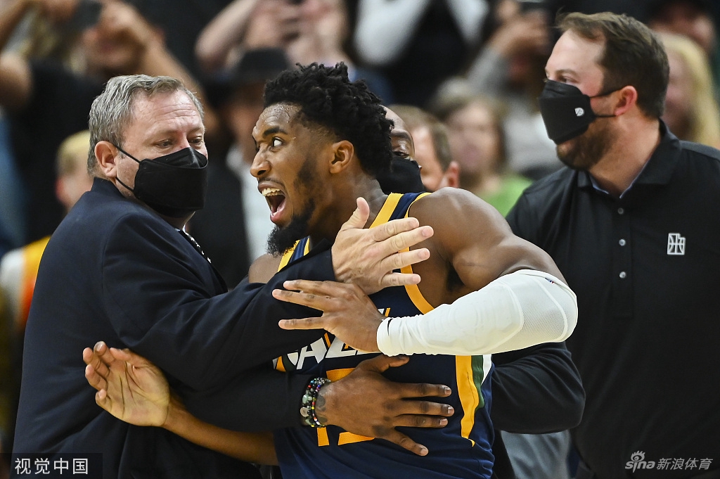 四人被驱逐！爵士步行者中锋爆发冲突
