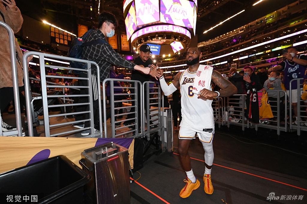 詹姆斯触发健康与安全协议将缺席比赛