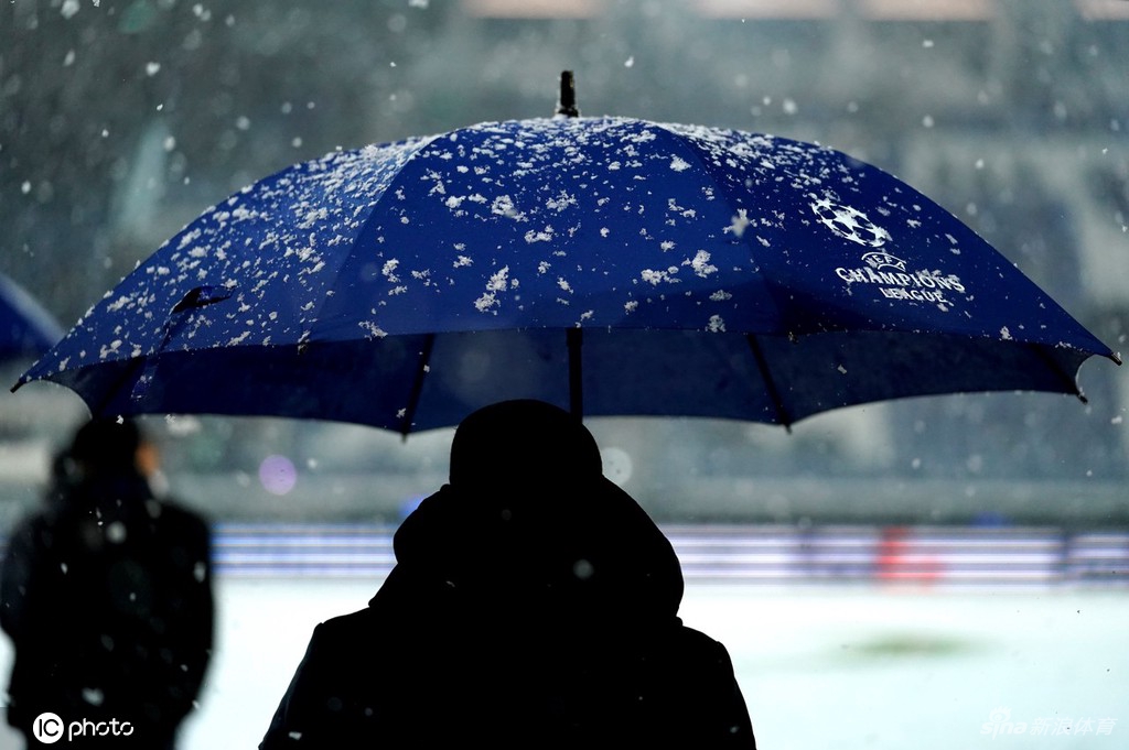 大雪逼停欧冠小组赛比赛 亚特兰大主场一片白茫茫