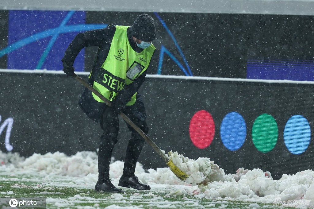 大雪逼停欧冠小组赛比赛 亚特兰大主场一片白茫茫