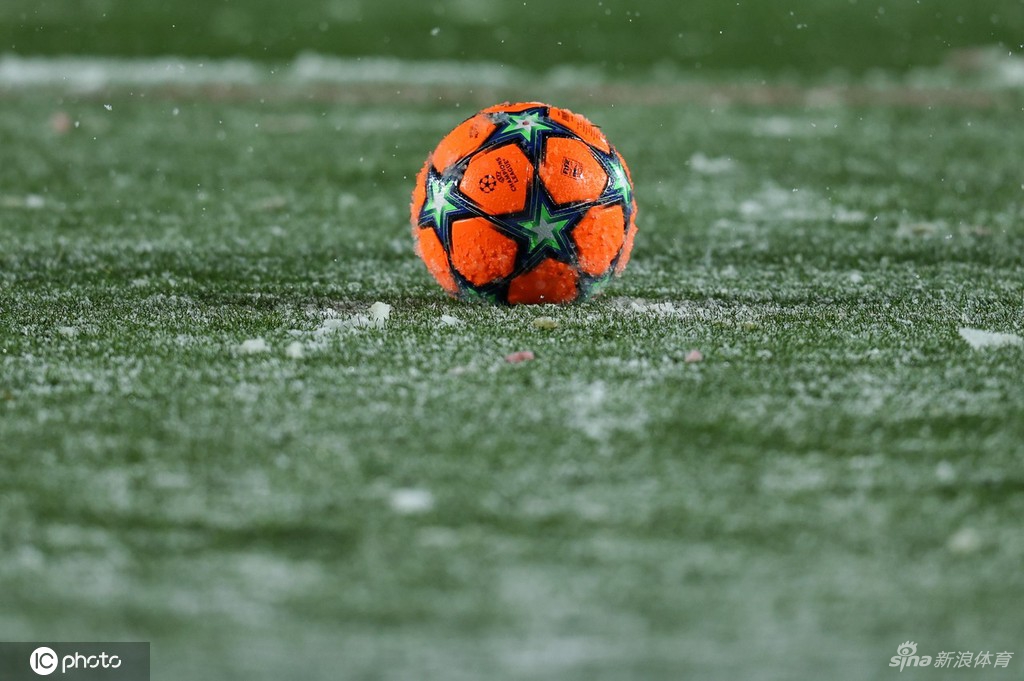 大雪逼停欧冠小组赛比赛 亚特兰大主场一片白茫茫