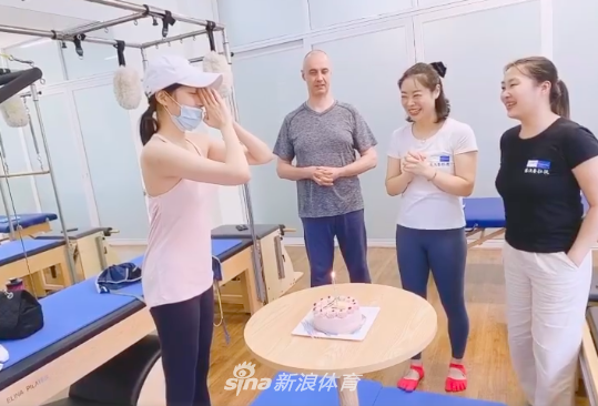 关晓彤晒健身照背部线条优越 生日愿望告别22岁的脂肪